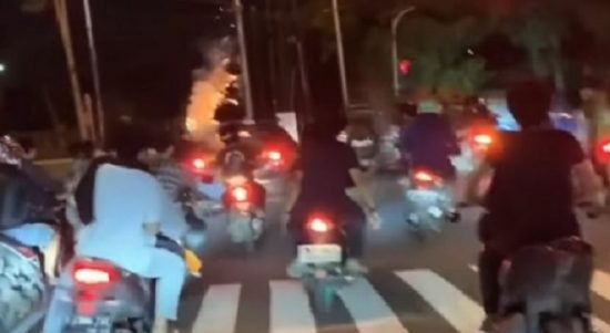 Tangkapan layar video puluhan pemotor mengejar kakek pengendara mobil SUV yang diteriaki maling, di Pulogadung, Jakarta Timur, Minggu (23/1/2022) dini hari.