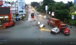 Kecelakaan maut terjadi di Simpang Muara Rapak, Balikpapan, Kalimantan Timur, Jumat (21/01/22) pagi. (Foto: Istimewa)