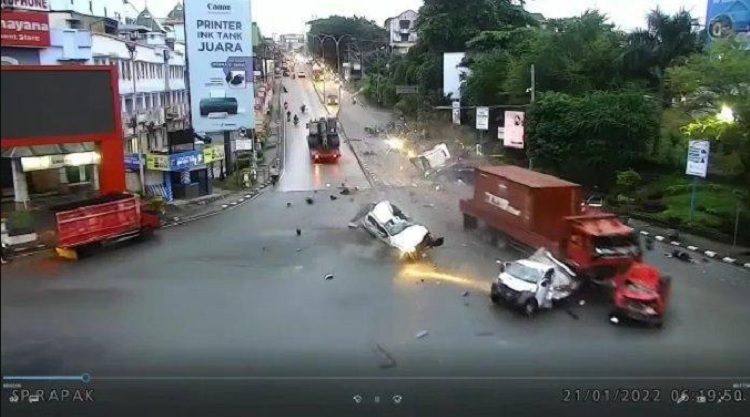 Kecelakaan maut terjadi di Simpang Muara Rapak, Balikpapan, Kalimantan Timur, Jumat (21/01/22) pagi. (Foto: Istimewa)