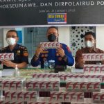 Konferensi pers penangkapan penyelundup rokok ilegal di Kantor Beacukai Kota Lhokseumawe, Aceh, Jumat (21/1/2022). Foto: Reza/teraskata.com