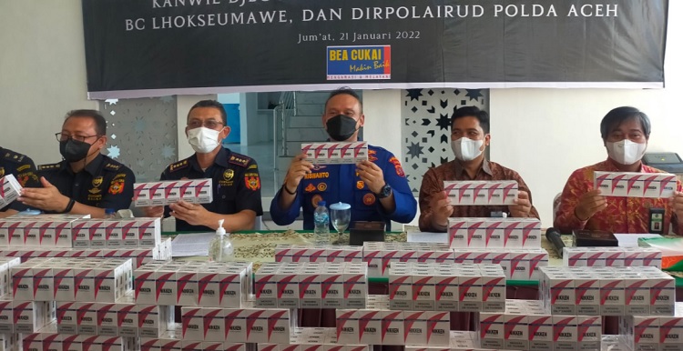 Konferensi pers penangkapan penyelundup rokok ilegal di Kantor Beacukai Kota Lhokseumawe, Aceh, Jumat (21/1/2022). Foto: Reza/teraskata.com