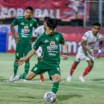 Pertandingan Persebaya Surabaya vs PSM Makassar di Stadion I Gusti Ngurah Rai, Denpasar, Jumat (14/1/2022) malam. Foto: laman Persebaya.id