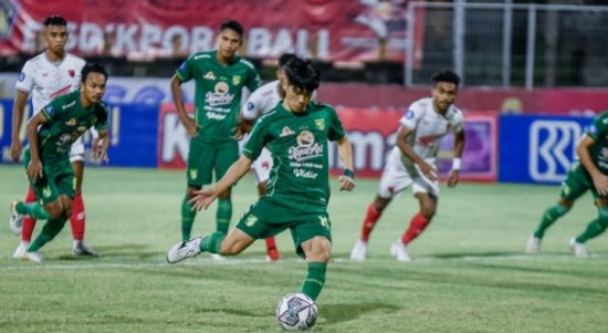 Pertandingan Persebaya Surabaya vs PSM Makassar di Stadion I Gusti Ngurah Rai, Denpasar, Jumat (14/1/2022) malam. Foto: laman Persebaya.id