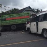 Tabrakan ambulans pembawa jenazah dengan truk di Cerekang, Kecamatan Malili, Luwu Timur, Minggu (20/2) pagi. Foto: laman Batarapos.com