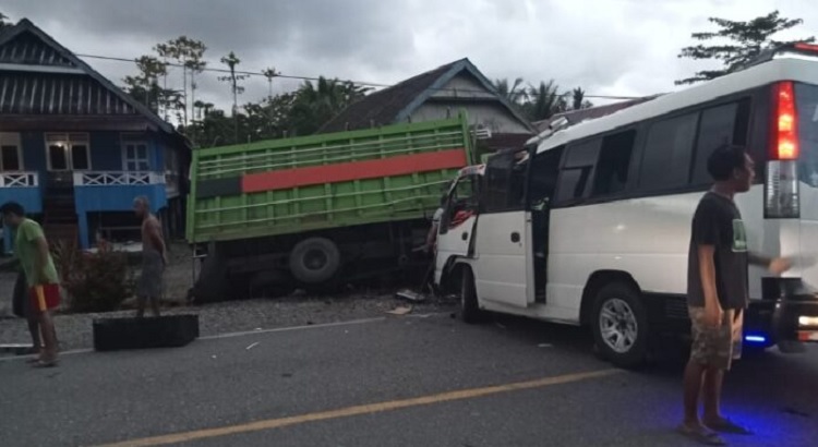 Tabrakan ambulans pembawa jenazah dengan truk di Cerekang, Kecamatan Malili, Luwu Timur, Minggu (20/2) pagi. Foto: laman Batarapos.com