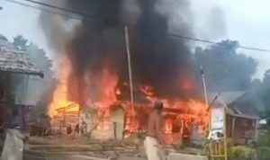 Kebakaran dua rumah di Desa Lare-lare, Bua, Kabupaten Luwu, Selasa (22/2/2022) sore. Foto: laman Inspirasitimur.com