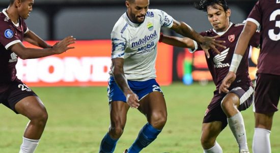 Laga tunda pekan ke-22 antara PSM Makassar vs Persib Bandung di Stadion Kapten I Wayan Dipta, Gianyar, Selasa (22/2) malam. Foto: Twitter @Liga1match