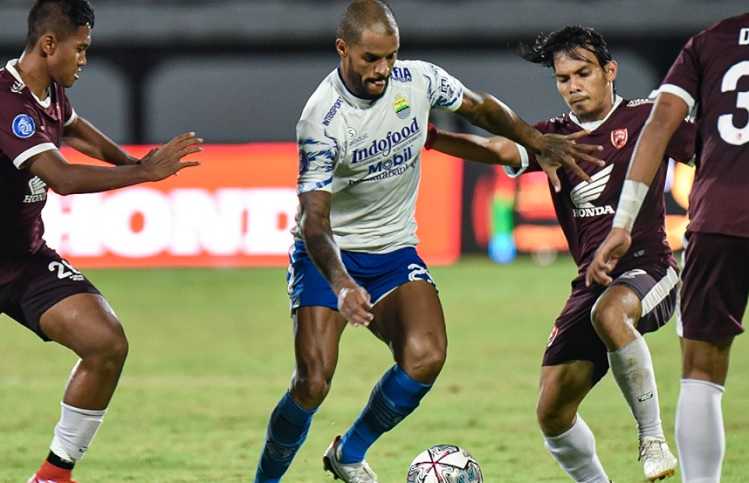 Laga tunda pekan ke-22 antara PSM Makassar vs Persib Bandung di Stadion Kapten I Wayan Dipta, Gianyar, Selasa (22/2) malam. Foto: Twitter @Liga1match