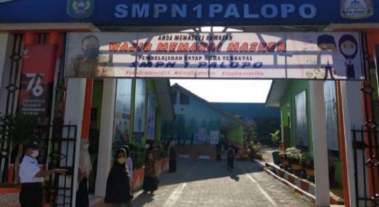 Gerbang SMPN 1 Kota Palopo. Foto: Aulia/teraskata