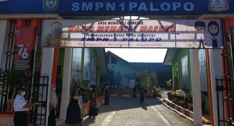 Gerbang SMPN 1 Kota Palopo. Foto: Aulia/teraskata