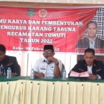 Camat Towuti, Saenal membuka temu karya Karang Taruna Towuti di aula kantor camat, Rabu (9/2). Foto: erik/teraskata.com