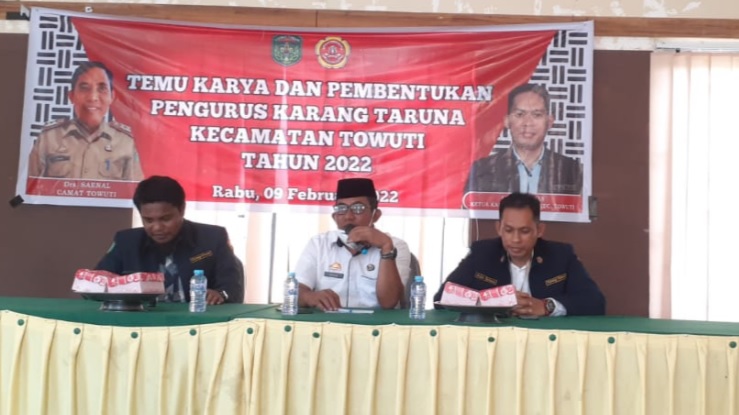 Camat Towuti, Saenal membuka temu karya Karang Taruna Towuti di aula kantor camat, Rabu (9/2). Foto: erik/teraskata.com