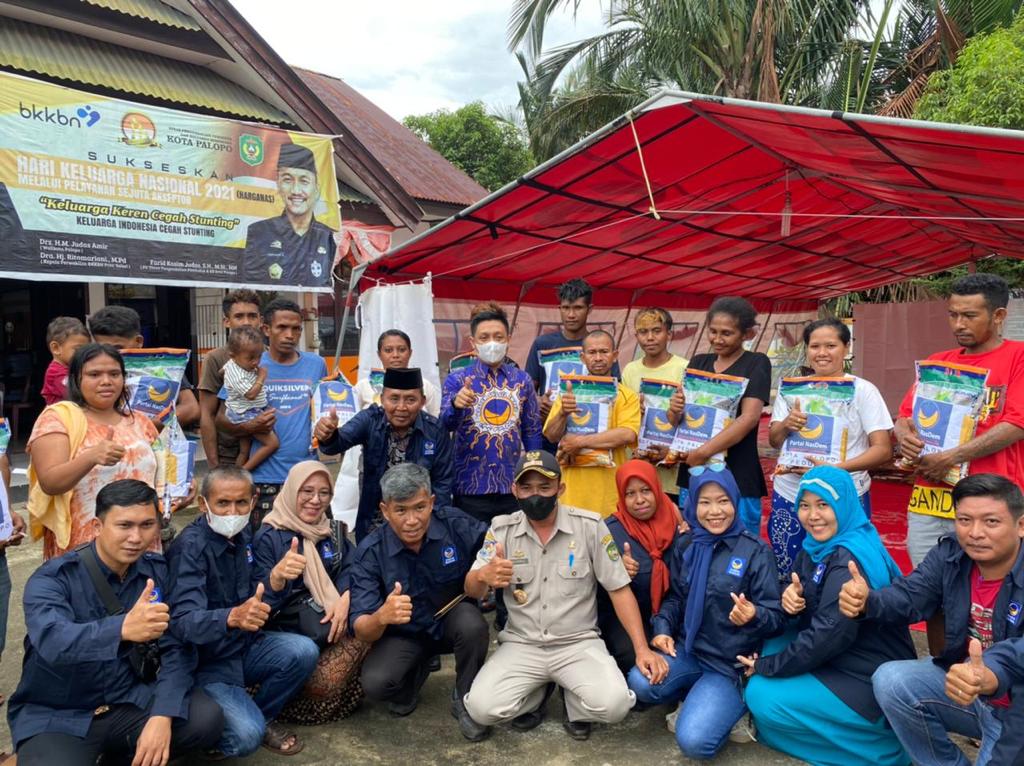 Sejumlah pengurus DPD Partai NasDem Kota Palopo mendatangi korban kebakaran di posko pengungsian yang terletak di halaman kantor kelurahan Binturu, Kamis (3/2/2022) sore.