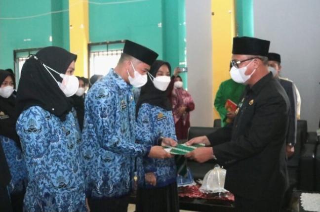 Bupati Lutim Serahkan SK Pengangkatan PNS Formasi 2019 dan CPNS Formasi 2021 IMG-20220321-WA0025