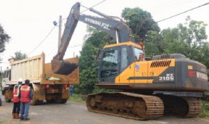 PT Vale mengerahkan satu excavator untuk bebersih lingkungan di Jalan Semeru dan Monginsidi, Nuha, Luuw Timur, Rabu (30/3). Foto: humas vale