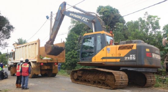 PT Vale mengerahkan satu excavator untuk bebersih lingkungan di Jalan Semeru dan Monginsidi, Nuha, Luuw Timur, Rabu (30/3). Foto: humas vale