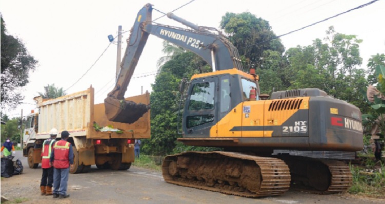 PT Vale mengerahkan satu excavator untuk bebersih lingkungan di Jalan Semeru dan Monginsidi, Nuha, Luuw Timur, Rabu (30/3). Foto: humas vale