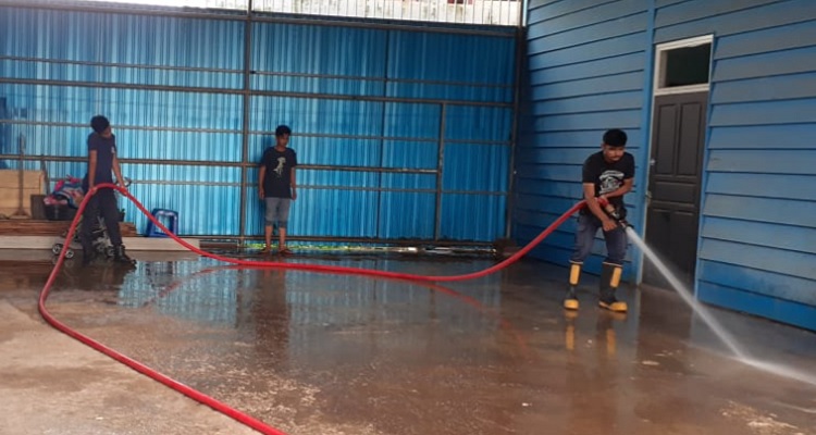 Sejumlah petugas Damkar Towuti ikut membantu pembersihan sekretariat Karang Taruna Towuti di Desa Wawondula, Selasa (15/03). Foto: Erik/teraskata.com
