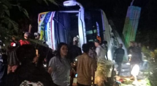 Bus Megamas terguling di Penurunan Wasuponda, Sabtu (12/3/2022) malam. Foto: laman batarapos.com