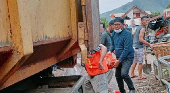 Pembersihan dan penataan lapak pedagang Pasar Wawondula, Rabu (23/3). Foto: erik/teraskata.com