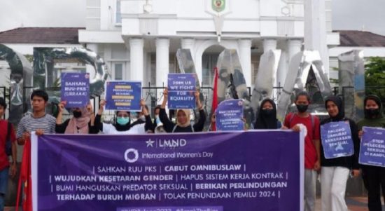 LMND Palopo berunjuk rasa di depan Kantor Walikota Palopo dalam rangka memperingati Hari Perempuan Sedunia, Selasa (8/3/2022). Foto: aulia/teraskata.com