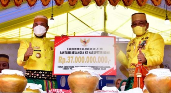 Gubernur Sulsel, Andi Sudirman Sulaiman menyerahkan bantuan keuangan ke Kabupaten Bone, Senin (28/03/2022).