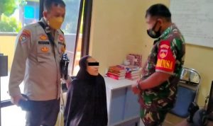 K (35) diamankan petugas karena diduga melakukan penganiayaan dan pembunuhan dengan menggorok leher ketiga anaknya di Brebes, Jawa Tengah, Minggu (20/3).