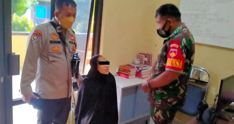 K (35) diamankan petugas karena diduga melakukan penganiayaan dan pembunuhan dengan menggorok leher ketiga anaknya di Brebes, Jawa Tengah, Minggu (20/3).