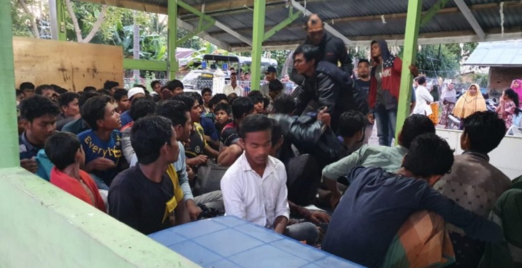 Ratusan imigran Rohingya terdampar di Aceh, Minggu (6/3). Foto: zulfan/teraskata.com