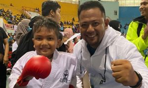 Karateka Cilik Luwu, M Abid Arbi Arsyad bersama pelatihnya Annur Halide. Foto:ist