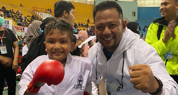 Karateka Cilik Luwu, M Abid Arbi Arsyad bersama pelatihnya Annur Halide. Foto:ist