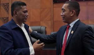 Ketua DPR Aceh yang baru, Saiful Bahri alias Pon Yaya (kiri), menggantikan Dahlan Jamaluddin (dasi merah). Foto:ist
