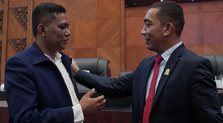 Ketua DPR Aceh yang baru, Saiful Bahri alias Pon Yaya (kiri), menggantikan Dahlan Jamaluddin (dasi merah). Foto:ist