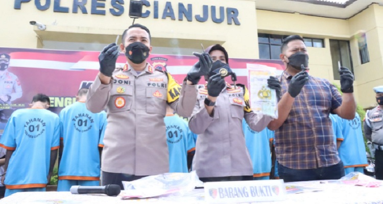 Kapolres Cianjur, AKBP Doni Hermawan memimpin konferensi pers hasil Operasi Jaran Lodaya 2022, di Mapolres Cianjur, Selasa (8/3). Foto: Fauzi/teraskata.com