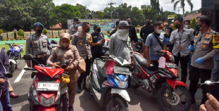 Sebanyak 20 motor hasil curian yang berhasil disita aparat Polresta Cirebon dalam Operasi Jaran Lodaya 2022, dikembalikan ke pemiliknya, Minggu (6/3). Foto: Budi/teraskata.com