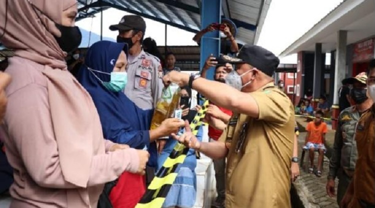 Bupati Lutim, Budiman memantau operasi pasar minyak goreng di Pasar Niaga Malili (PNM), Selasa (08/03/2022) siang. Foto: humas pemkab lutim
