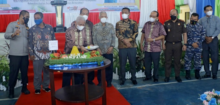 Bupati Asahan, Surya membuka pameran Asahan Expo 2022 di Gedung Serba Guna Rambate Rata Raya, Selasa (15/03/2022).