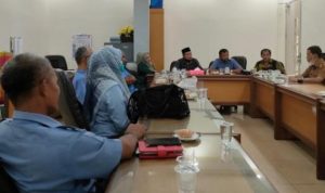 Pembahasan pelayanan air bersih di ruang rapat Komisi III DPRD Lutim, Selasa (22/3).