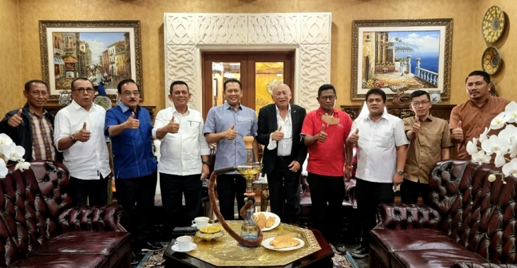 Ketua IMI Bambang Soesatyo foto bersama di sela-sela rapat bersama Gubernur Kepri, Ansar Ahmad, Sabtu (12/3/2021) malam membahas groundbreaking Sirkuit F1 di Bintan. Foto: Ist
