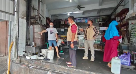 Tim Satgas Pangan Polda Jateng saat sidak lokasi penjualan minyak goreng dan distributor, Selasa (22/3). Foto: hum/teraskata
