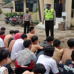 Puluhan pelajar terlibat tawuran diamankan di Mapolsek Weru, Kabupaten Cirebon, Jawa Barat, Jumat (4/3). Foto: ist