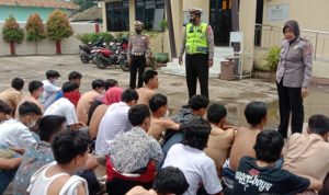 Puluhan pelajar terlibat tawuran diamankan di Mapolsek Weru, Kabupaten Cirebon, Jawa Barat, Jumat (4/3). Foto: ist