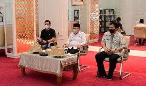 Wali Kota Palopo, HM Judas Amir bersama Ketua Tim Gugus Covid-19 Palopo, Ishaq Iskandar mengikuti arahan Mendagri dan Menkes secara virtual, Jumat (18/3). Foto: humaspemkotpalopo