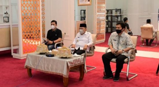 Wali Kota Palopo, HM Judas Amir bersama Ketua Tim Gugus Covid-19 Palopo, Ishaq Iskandar mengikuti arahan Mendagri dan Menkes secara virtual, Jumat (18/3). Foto: humaspemkotpalopo