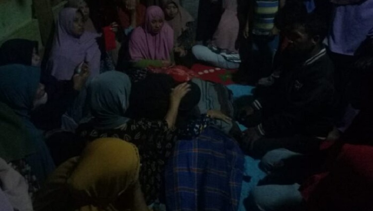 Suasana rumah duka Kamaruddin (23), warga Tarengge yang ditikam di Tomoni, Selasa (8/3). Foto: laman Batarapos.com