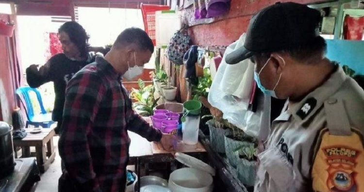Anggota Polsek Wara Utara Kota Palopo melakukan razia warung ballon menjelang bulan suci Ramadan, Selasa (22/3) sore. Foto: dok.polsek wara utara