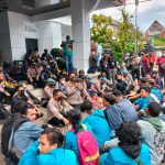 Polresta Cirebon menjalankan pengamanan demonstrasi penolakan penundaan pemilu dan masa jabatan presiden. (ft ist)