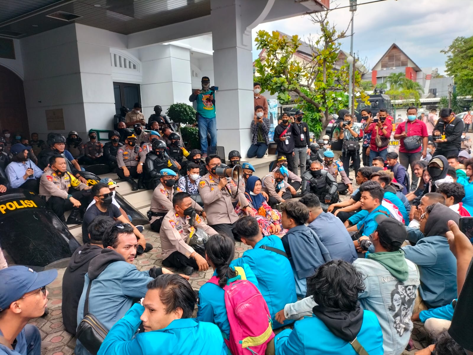 Polresta Cirebon menjalankan pengamanan demonstrasi penolakan penundaan pemilu dan masa jabatan presiden. (ft ist)