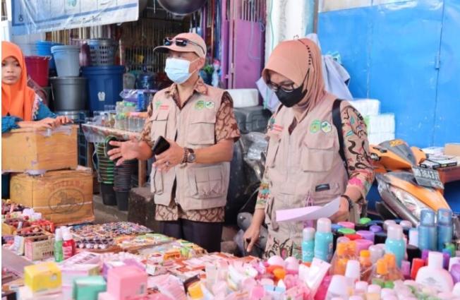 Tim Pengawas Temukan Obat, Makanan, dan Kosmetik Kadaluarsa di Pasar Tomoni IMG-20220415-WA0019