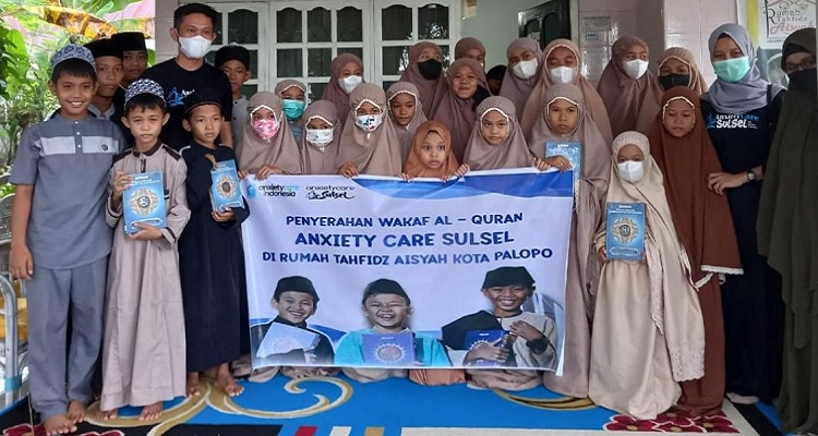 Foto bersama usai Yayasan ACS mewakafkan puluhan Al-Quran ke Rumah Tahfidz Aisyah Jalan Pongtiku, Kota Palopo, Jumat (22/4). Foto:ist